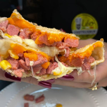 Pastel de Calabresa Bacon e Cheddar